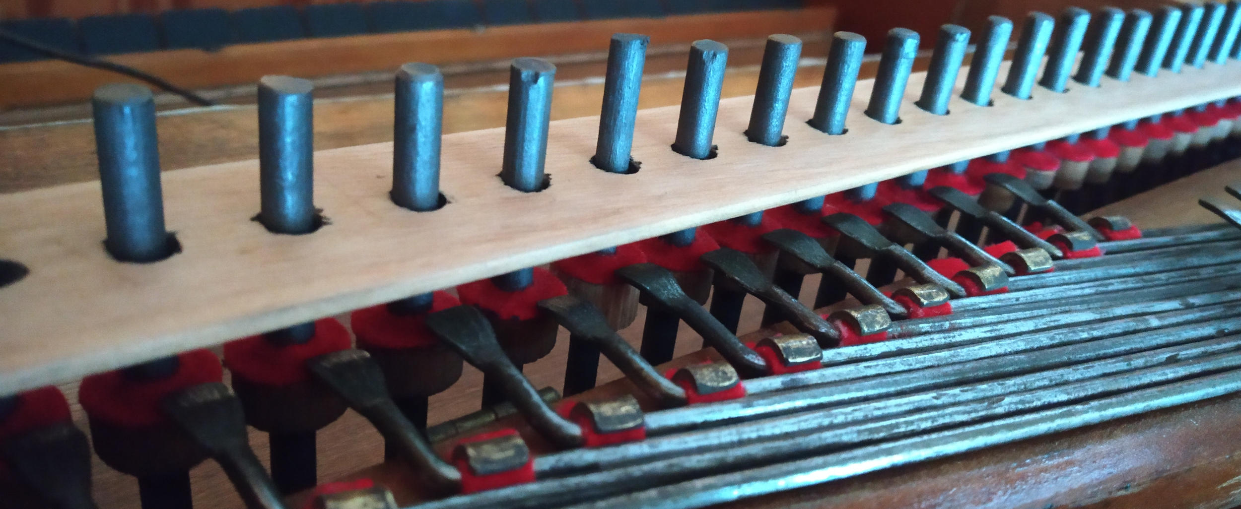 Lavorazioni su armonium Lavorazioni su armonium